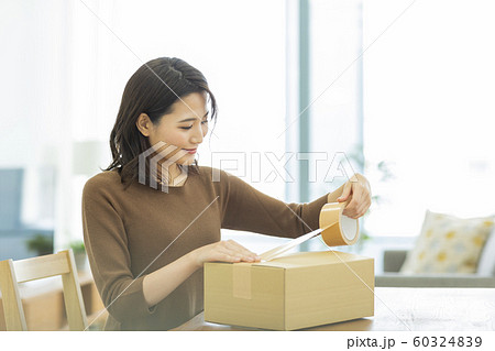 若い女性 ダンボール  60324839