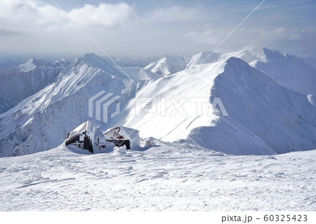谷川岳肩の小屋と稜線 60325423