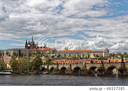プラハ城　聖ヴィート大聖堂とカレル橋 60327285