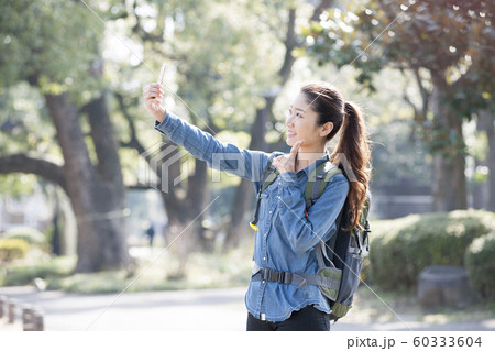 バックパッカー 旅行 女性 一人旅の写真素材