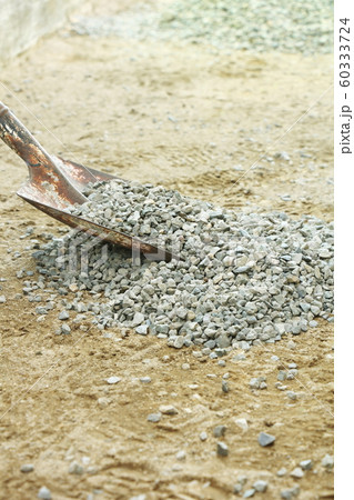 砂利を敷く 砂利を敷く 60333724