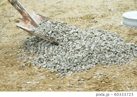 庭に砂利を敷く 60333725