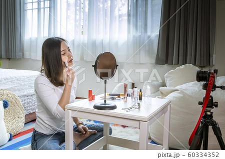 A beautiful Asian girl who is a beauty blogger is 60334352