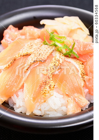 サーモン＆炙りハラス丼 60334568