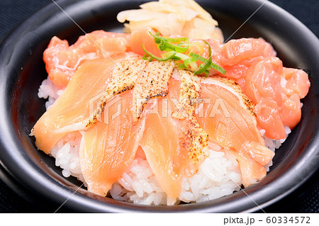 サーモン＆炙りハラス丼 60334572
