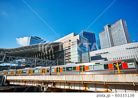 大阪梅田 JR大阪駅の大屋根と環状線新型車両 60335136