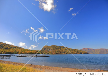 【青森県】十和田湖の紅葉 【青森県】十和田湖の紅葉 60335610