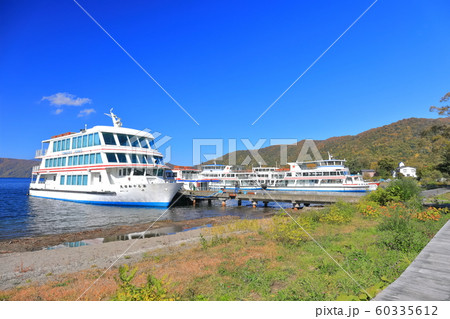 【青森県】十和田湖遊覧船と紅葉 60335612
