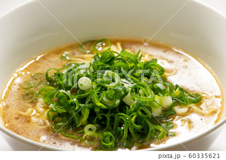 ねぎラーメン 青ネギトッピング醤油ラーメン の写真素材