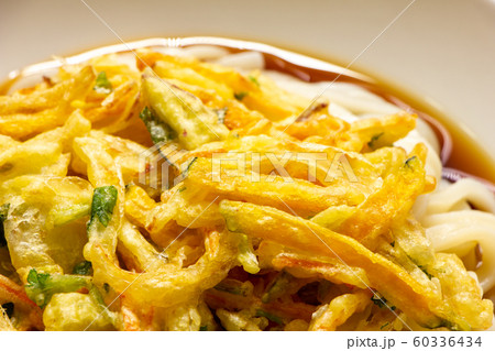 野菜かき揚げトッピングぶっかけうどん(冷やし)の野菜かき揚げのアップ。 60336434