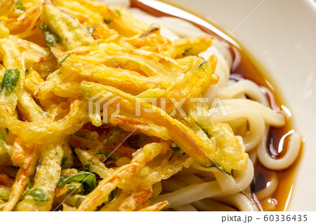 野菜かき揚げトッピングぶっかけうどん(冷やし)の野菜かき揚げのアップ。 60336435