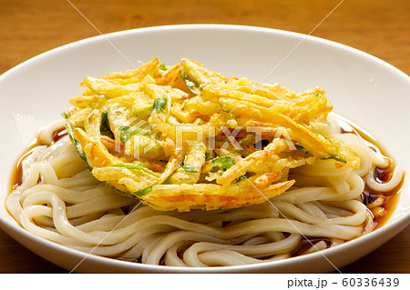 野菜かき揚げ天ぷらトッピングぶっかけうどん(冷やし)。 野菜かき揚げ天ぷらトッピングぶっかけうどん(冷やし)。 60336439