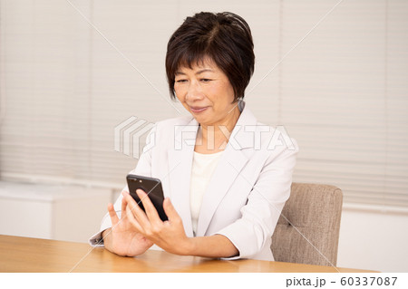 シニア女性　スマートフォン 60337087