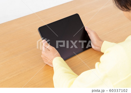 シニア女性　タブレット 60337102