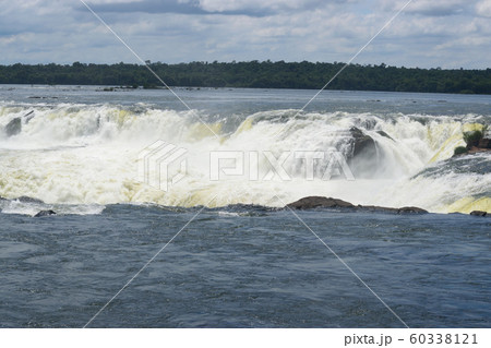 イグアスの滝　すぐ上流 60338121