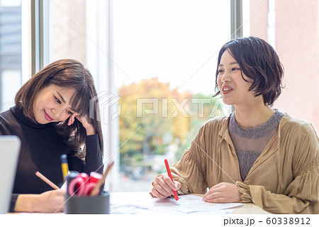 ビジネス ミーティング　撮影協力「近畿大学」 60338912