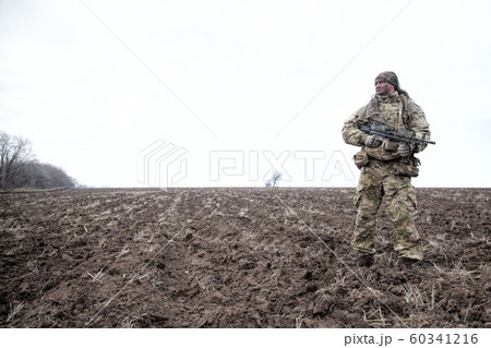 Army special forces machine gunner in field 60341216