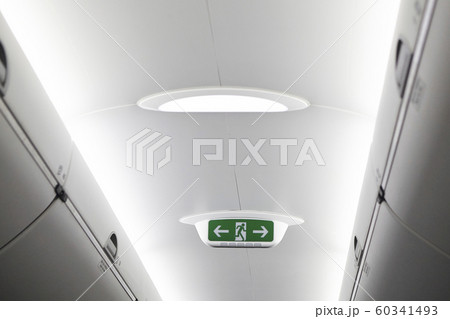 非常口 飛行機 室内 60341493