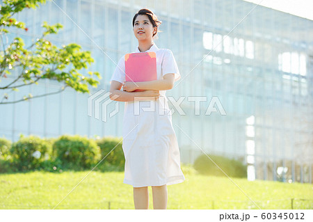白衣の女性 白衣の女性 60345012
