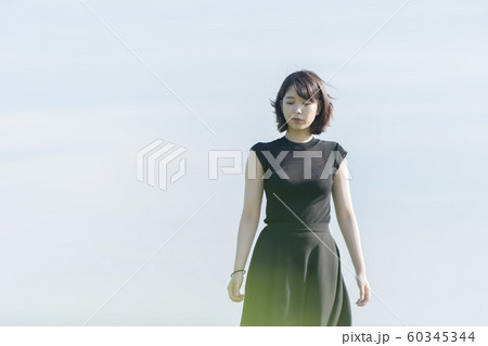 海沿いの公園を歩く若い女性 海沿いの公園を歩く若い女性 60345344