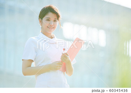 白衣の女性 白衣の女性 60345436