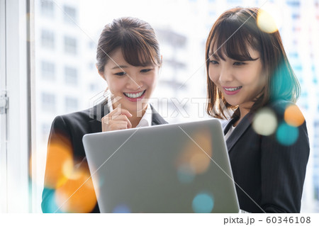 オフィス 女性 パソコン ミーティング オフィス 女性 パソコン ミーティング 60346108