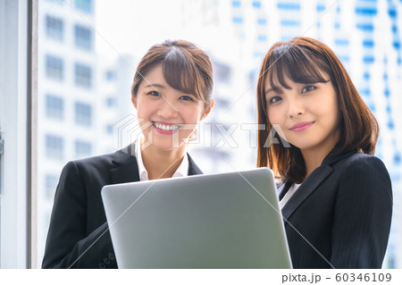 オフィス 女性 パソコン ミーティング オフィス 女性 パソコン ミーティング 60346109
