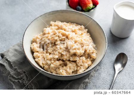 Oatmeal porridge, steel cut oats Oatmeal porridge, steel cut oats 60347664