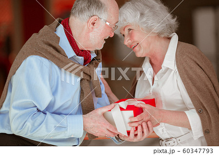 Senior Couple with Christmas Gift 60347793