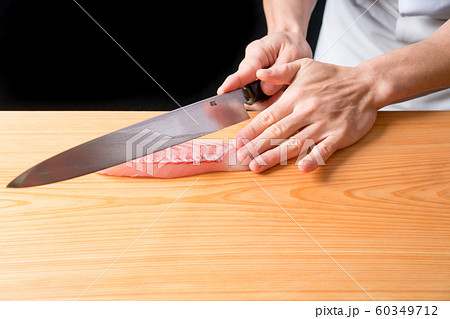 鯛の刺身を引く板前 60349712