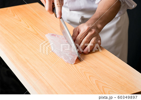 鯛を捌く板前 60349897