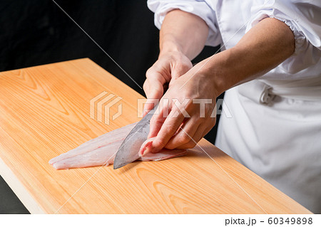 鯛を捌く板前 60349898