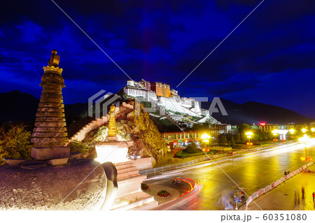 チベット　ポタラ宮の夜景 60351080