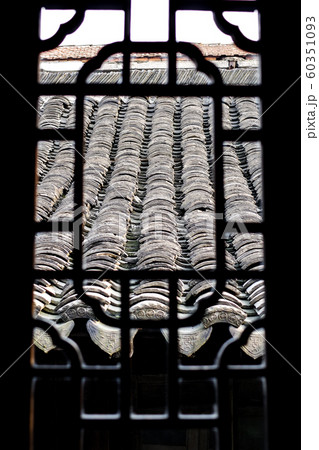 中国 江南の窓と瓦屋根 中国 江南の窓と瓦屋根 60351093