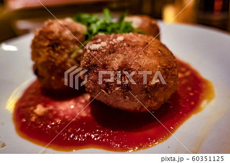 ライスコロッケ 接写 ダイイングバー ディナー 背景ボケ 60351125