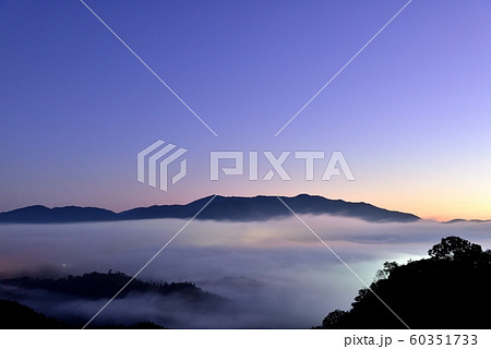 亀岡盆地の雲海 60351733