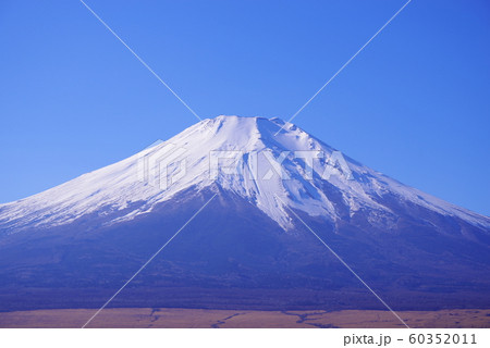 山中湖畔から望む富士山と青い空 60352011