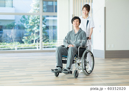 患者と看護師 60352020