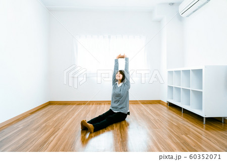 部屋と人物 イメージ写真 部屋と人物 イメージ写真 60352071