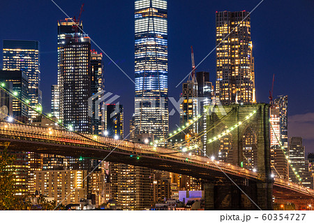 《ニューヨーク》マンハッタンとブルックリンブリッジの夜景 《ニューヨーク》マンハッタンとブルックリンブリッジの夜景 60354727
