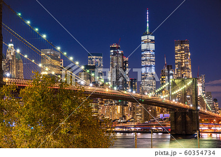 《ニューヨーク》マンハッタンとブルックリンブリッジの夜景 《ニューヨーク》マンハッタンとブルックリンブリッジの夜景 60354734