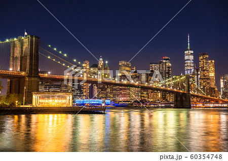 《ニューヨーク》マンハッタンとブルックリンブリッジの夜景 《ニューヨーク》マンハッタンとブルックリンブリッジの夜景 60354748