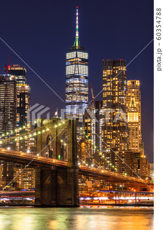 《ニューヨーク》マンハッタンとブルックリンブリッジの夜景 60354788