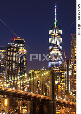 《ニューヨーク》マンハッタンとブルックリンブリッジの夜景 60354789