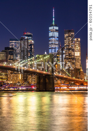 《ニューヨーク》マンハッタンとブルックリンブリッジの夜景 《ニューヨーク》マンハッタンとブルックリンブリッジの夜景 60354791