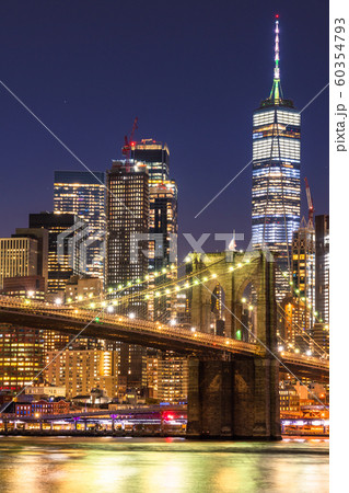 《ニューヨーク》マンハッタンとブルックリンブリッジの夜景 《ニューヨーク》マンハッタンとブルックリンブリッジの夜景 60354793