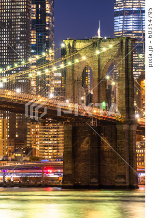 《ニューヨーク》マンハッタンとブルックリンブリッジの夜景 《ニューヨーク》マンハッタンとブルックリンブリッジの夜景 60354795