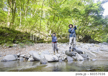 渓流釣りイメージ 親子　ファミリー 60357036