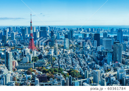 快晴の東京タワーと街並み 60361784