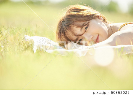 女性　ピクニック　寝転ぶ 60362025